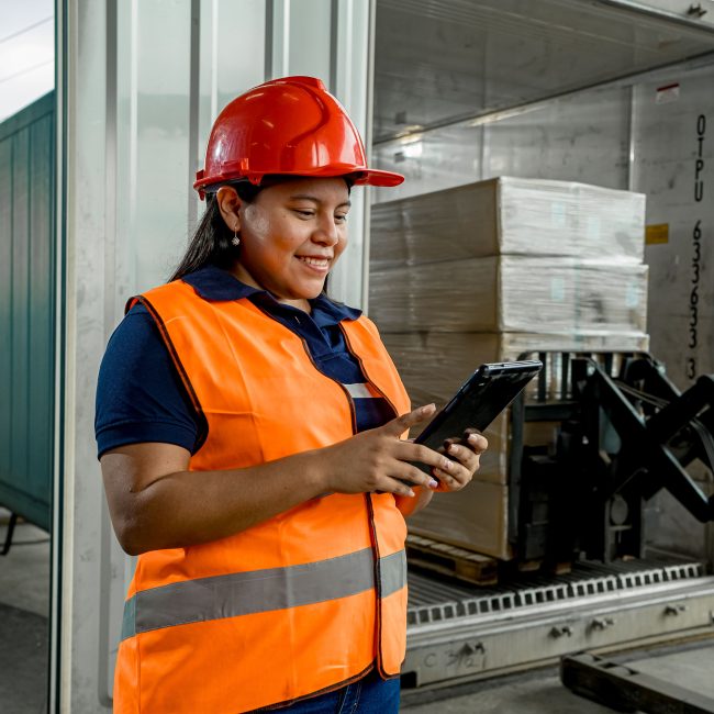 Mujer operadora de carga con tablet